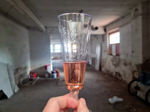Start Projekt Dojo mit einen Glas Sekt